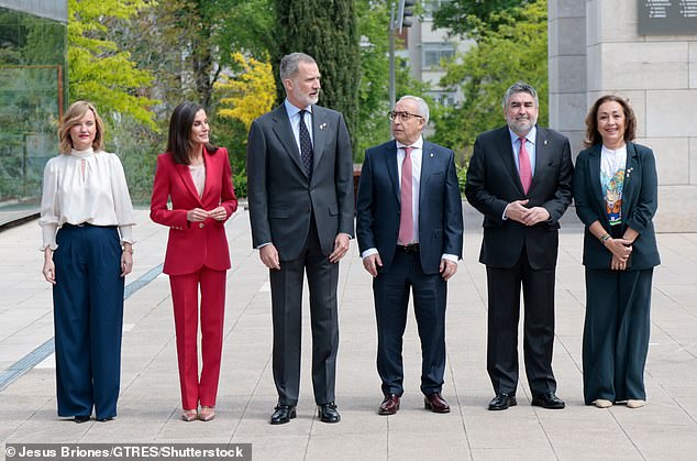Zu Königin Letizia und König Felipe gesellten sich José Manuel Rodríguez Uribes (zweiter von rechts), Präsident des Obersten Sportrats Spaniens, und Alejandro Blanco (dritter von rechts), Präsident des spanischen Olympischen Komitees