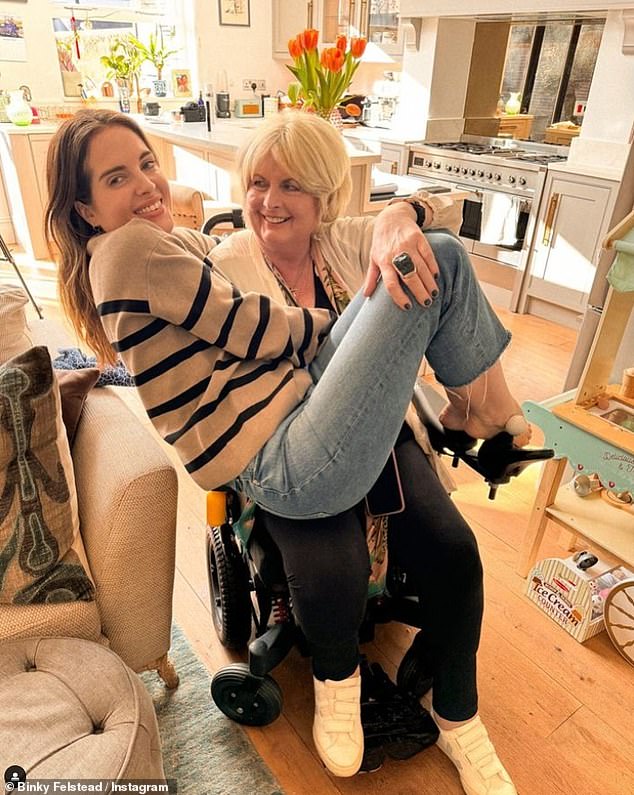 Der ehemalige „Made In Chelsea“-Star nutzte ihre Instagram-Storys, um zu verraten, dass es ihrer Mutter, 71, im Krankenhaus „etwas schlecht“ ging