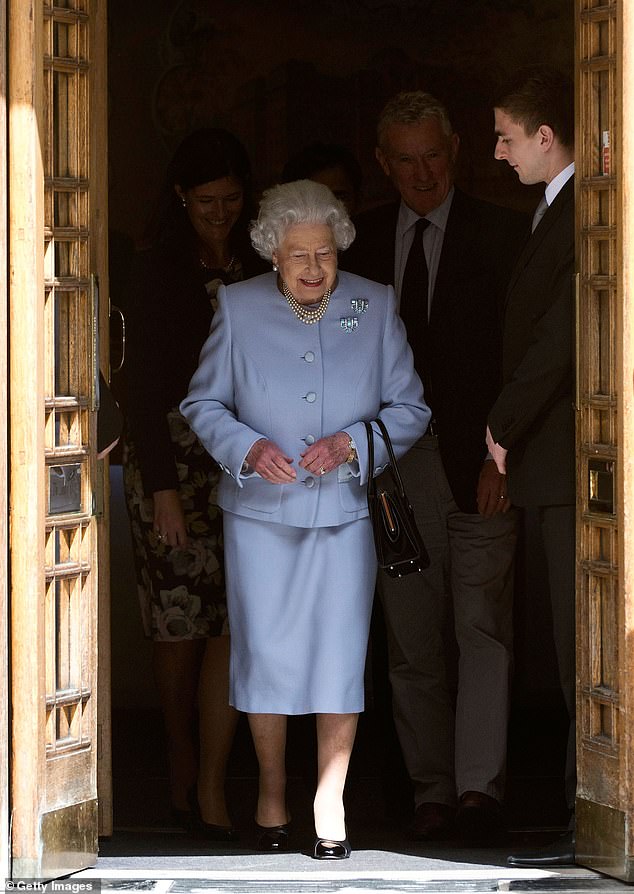 Königin Elizabeth II. ist beim Verlassen der Londoner Klinik zu sehen, nachdem sie am 15. Juni 2013 ihren Ehemann Prinz Philip, Herzog von Edinburgh, besucht hatte