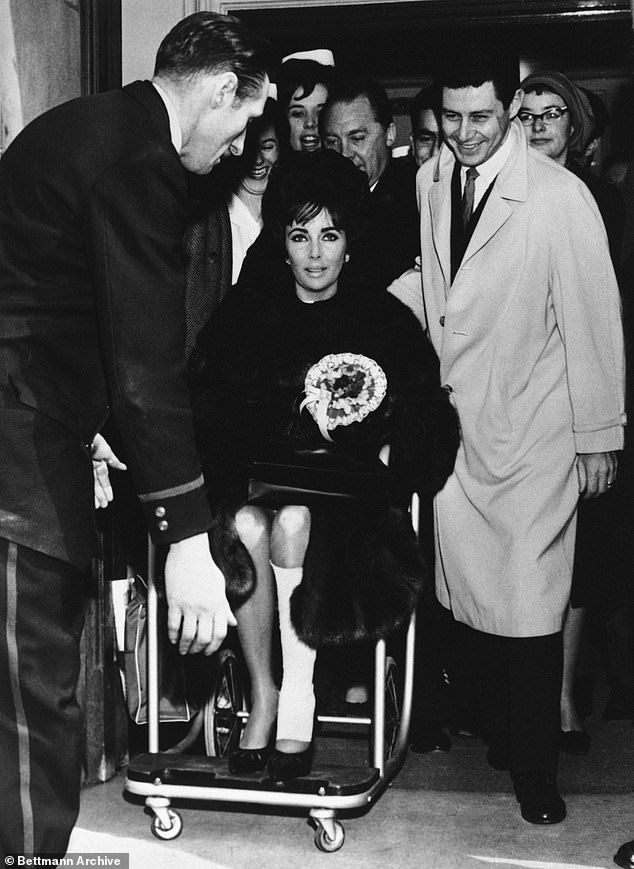 Hollywoodstar Elizabeth Taylor unterzog sich im Januar 1963 einer Knieoperation in der London Clinic. Oben: Taylor verlässt das Krankenhaus mit bandagiertem Bein