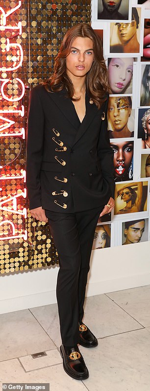 Damian Hurley ahmte seine Mutter Elizabeth im Jahr 2019 nach, als er einen Blazer anzog, der von dem Versace-Kleid von 1994 inspiriert war, das sie berühmt machte