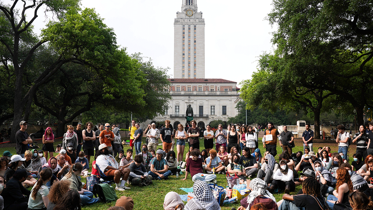 Pro-Palästina-Studenten versammeln sich auf einem Quad an der University of Texas in Austin.