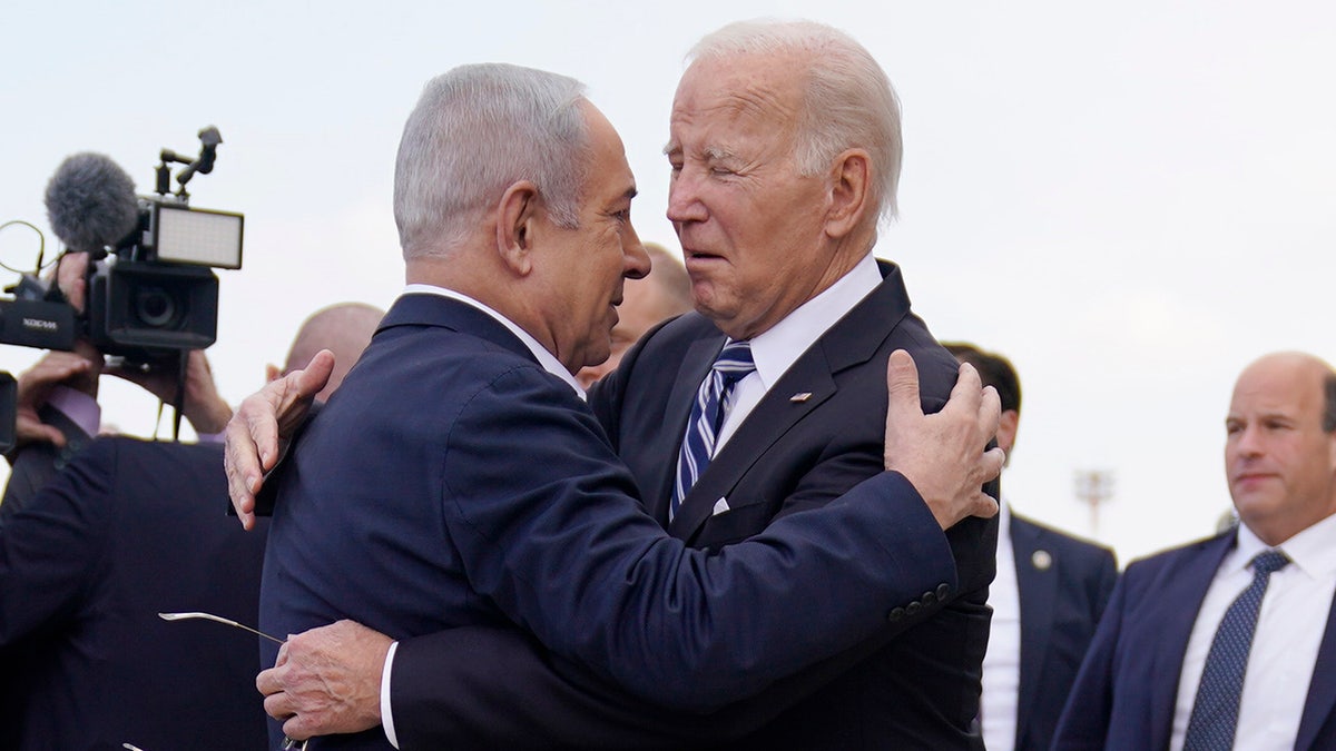 Netanjahu und Biden umarmen sich