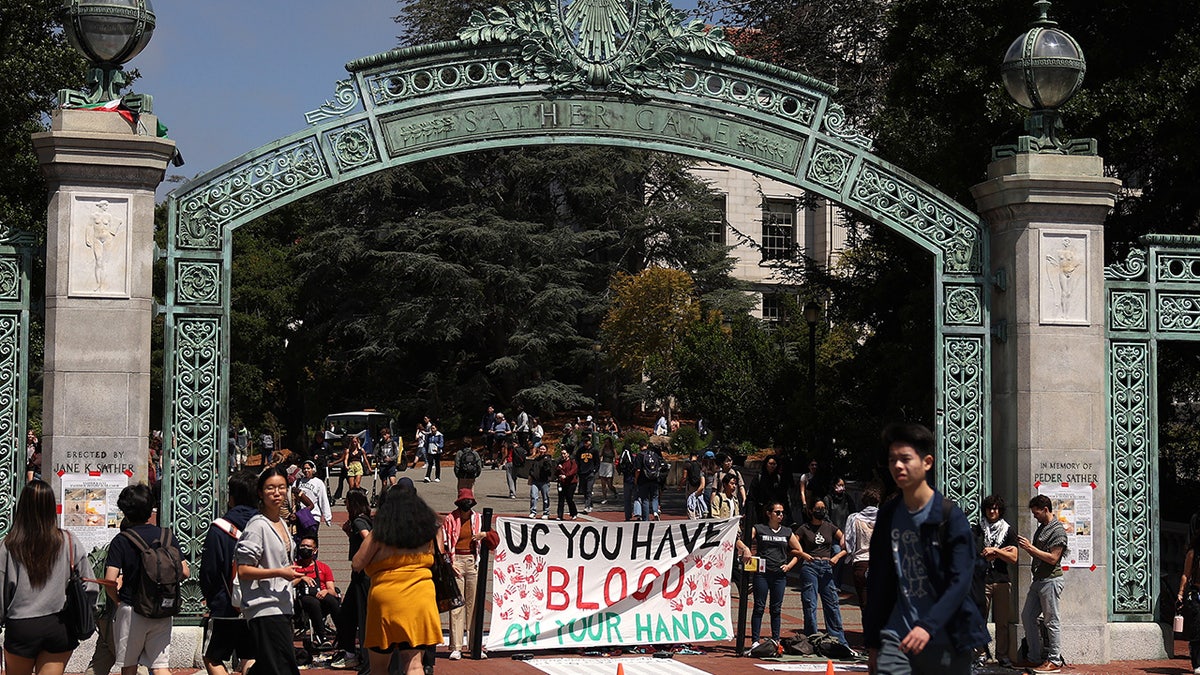 Pro-palästinensische Demonstranten veranstalten eine Demonstration vor dem Sather Gate auf dem Campus der UC Berkeley