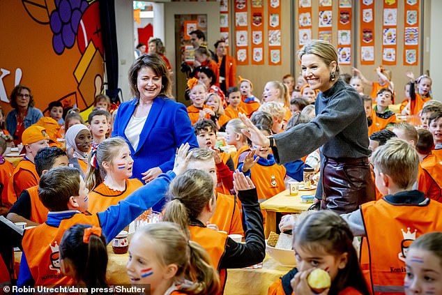Die niederländische Königin, 52, schien eine wunderbare Zeit zu haben, als sie High-Five machte und sich mit Schülern unterhielt