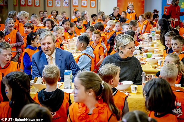 Das königliche Paar saß mit den Schülern an Mittagstischen, während sie in der Schulkantine Sandwiches, Obst und Wasser aßen