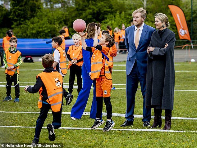 Maxima und ihr Ehemann König Willem-Alexander, 56, waren in bester Stimmung, als sie sich mit Schülern von KBS Klippeholm und CBS Vesterhavet in der nordwestlichen Provinz trafen