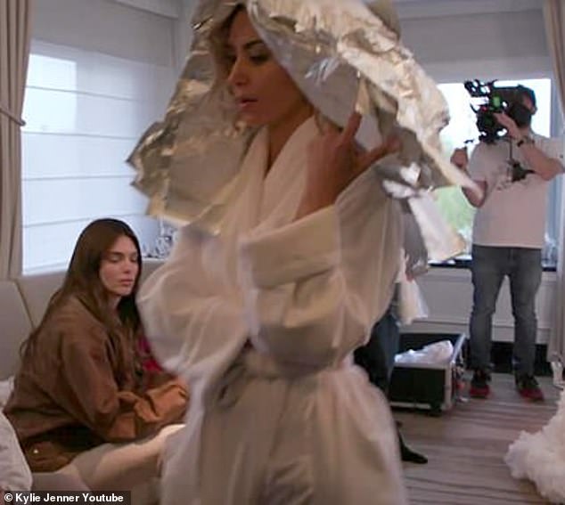 Kylie Jenner veröffentlichte später ein YouTube-Video über ihre eigenen Vorbereitungen für den Met Ball – einschließlich eines Besuchs, den sie Kim abstattete, während diese sich die Haare machen ließ