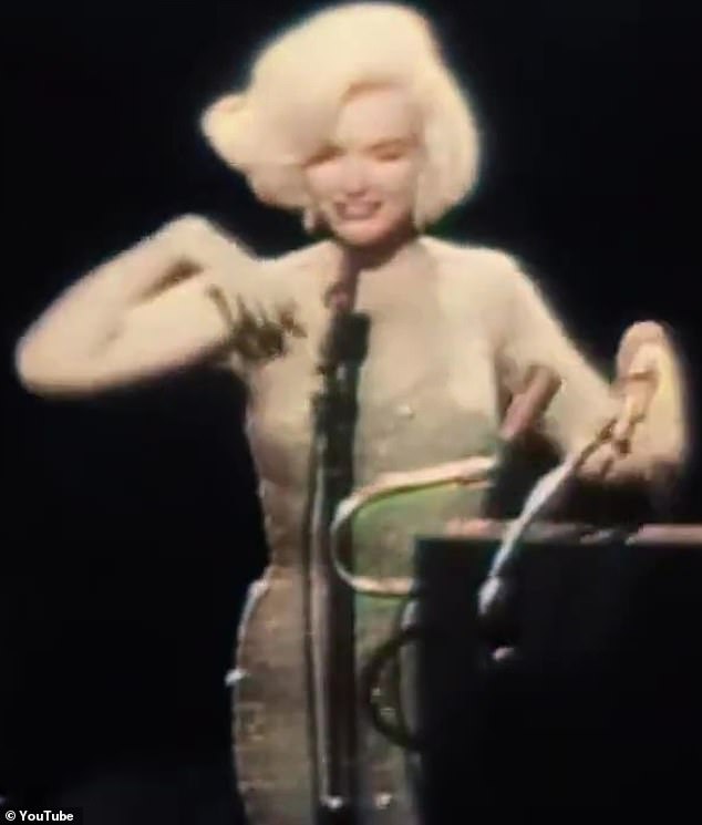 Marilyn selbst musste in das goldene Kleid eingenäht werden, das sie trug, während sie drei Monate vor ihrem Tod verführerisch „Happy Birthday To You“ für John F. Kennedy sang
