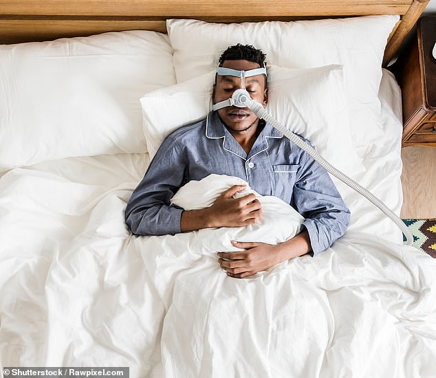 Eine der häufigsten Behandlungen für Schlafapnoe ist der kontinuierliche positive Atemwegsdruck (im Bild).  Patienten tragen beim Schlafen eine Gesichtsmaske, die Luft in Mund und Nase pumpt, um sicherzustellen, dass die Luftröhre offen bleibt