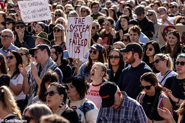 Nach einer Reihe von Angriffen auf Frauen in jüngster Zeit versammelten sich Australier im ganzen Land, um ein Ende der geschlechtsspezifischen Gewalt zu fordern