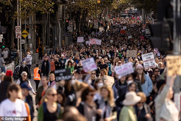 Die große Menge Demonstranten versammelte sich vor der Staatsbibliothek von Victoria und marschierte zum Federation Square
