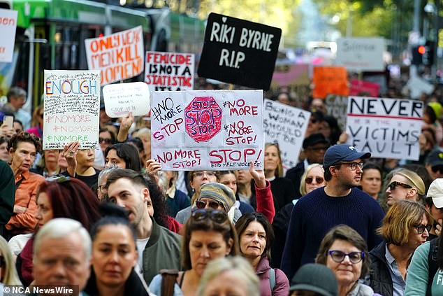 Abgebildet sind Demonstranten, die während der Aktion „No More!“ aus Solidarität marschieren.  Nationale Kundgebung gegen Gewalt in Melbourne