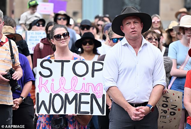 Der Premierminister von Queensland, Steve Miles (rechts), schloss sich um 11 Uhr morgens Tausenden am King George Square an und marschierte durch die Innenstadt von Brisbane