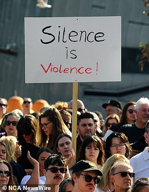 Die Demonstranten forderten die Regierung auf, Maßnahmen zu ergreifen und mehr Mittel für Dienste gegen häusliche Gewalt bereitzustellen