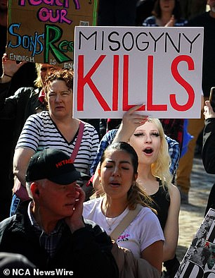Ein anderer Demonstrant marschierte mit einem Schild mit der Aufschrift: „Frauenfeindlichkeit tötet“