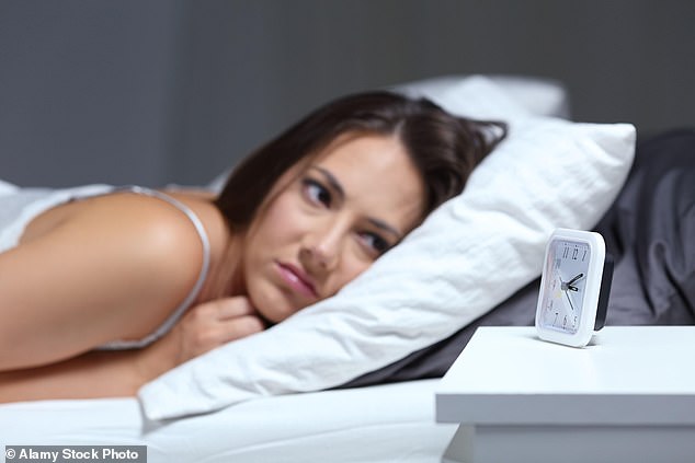Schlaflosigkeit ist in Großbritannien ein enormes Problem, von dem Millionen betroffen sind.  Obwohl Ärzte jahrzehntelang Schlaftabletten verteilten, wissen wir jetzt, dass dies nicht wirksam war (Archivbild)
