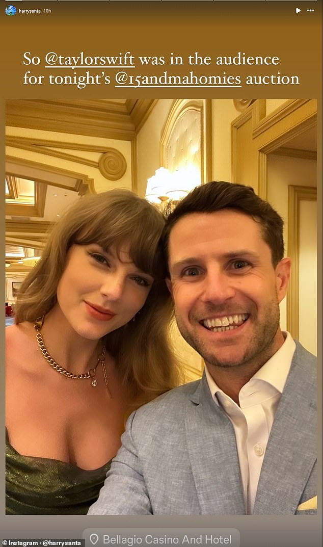 Der Auktionator Harry Santa hat in seiner Instagram-Story ein Selfie mit Swift von der Vegas-Gala geteilt