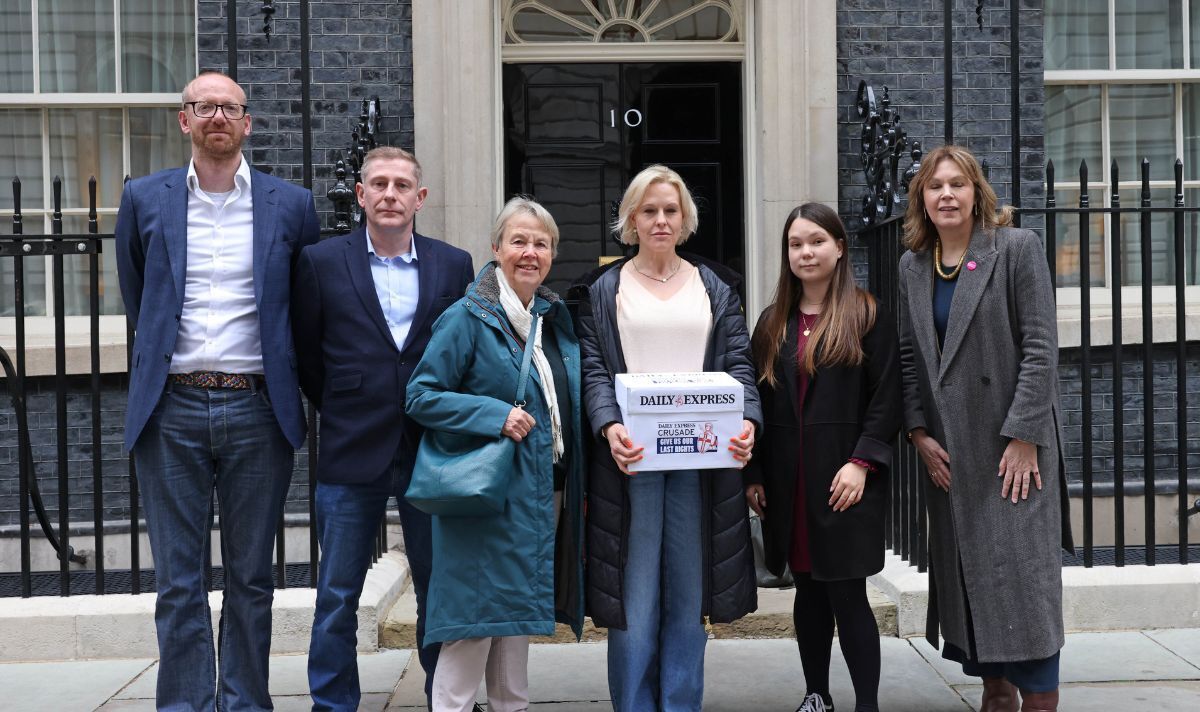 Aktivisten überbringen die Express-Petition in der Downing Street