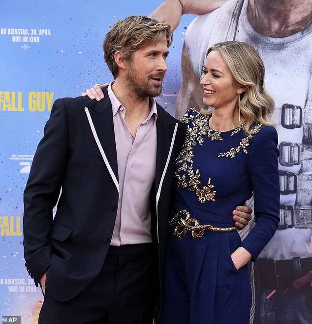 Die 49-jährige Fernsehmoderatorin wird von Starstar Ryan Gosling von ihrem Platz verdrängt, als sie ihn und Co-Star Emily Blunt (im Bild zusammen) über ihren neuen Film „The Fall Guy“ interviewt