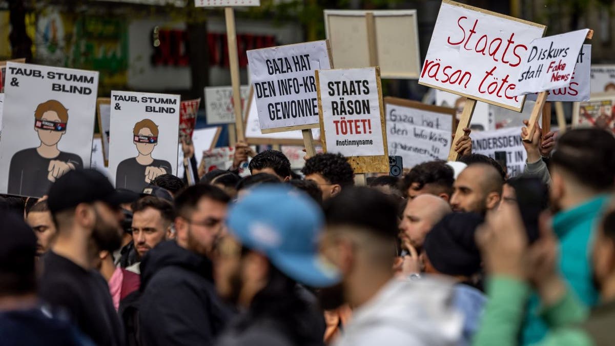 Islamisten halten Schilder in Deutschland