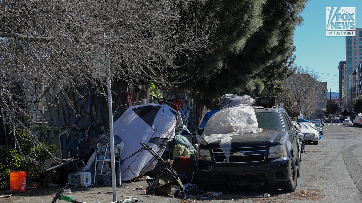 Obdachlosenlager säumen die Straßen in Oakland, Kalifornien