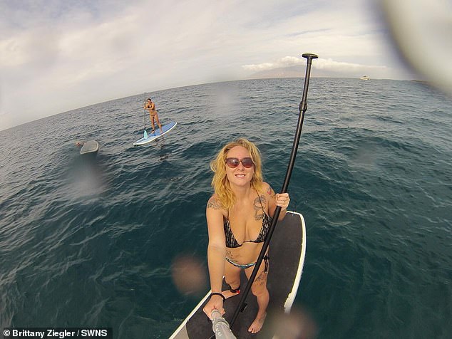 Die 34-jährige Taucherin Brittany Ziegler (im Bild), die das Video gedreht hat, sagte: „Wir waren auf Oahu, um am Wochenende ein Versprechen gegen Plastik zu geben, daher war es ironisch, dass wir an diesem Tag diese schrecklichen Aufnahmen der Schildkröte gemacht haben.“
