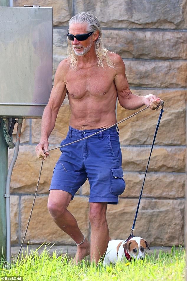 Der 70-Jährige, bekannt durch seine Kultfilme Young Einstein (1988) und Reckless Kelly (1993), zeigte in Boardshorts seinen beeindruckenden Waschbrettbauch