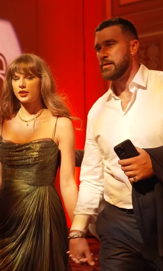 Travis Kelce rockt Hand in Hand mit seiner Freundin Taylor Swift zu dem Event