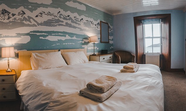 Die Zimmer im Applecross Inn in Wester Ross sind in beruhigendem Blau gehalten und bieten Ausblicke bis zu den Inseln Skye und Raasay