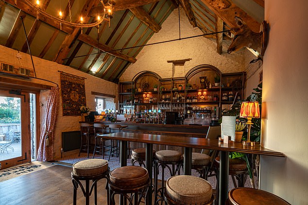 Das George Inn in Norton St Philip, Somerset, ist möglicherweise der älteste Pub Großbritanniens, da seine Geschichte mindestens auf das Jahr 1327 zurückgeht