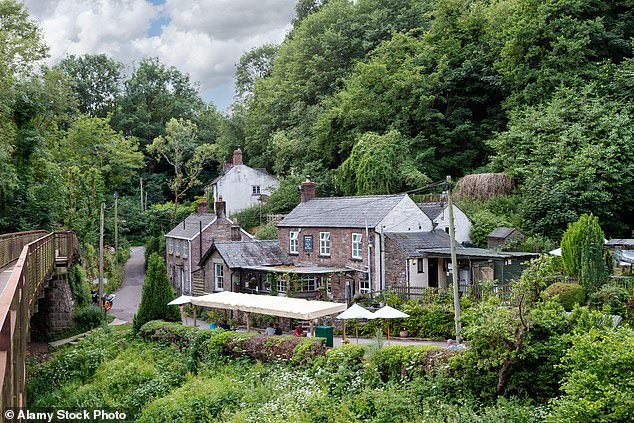Das Boat Inn in Penallt, Monmouthshire, ist der ideale Ort für Wanderer, die durch das Wye Valley wandern, um ihre Beine auszuruhen.  Der Terrassengarten verfügt sogar über einen natürlichen Wasserfall