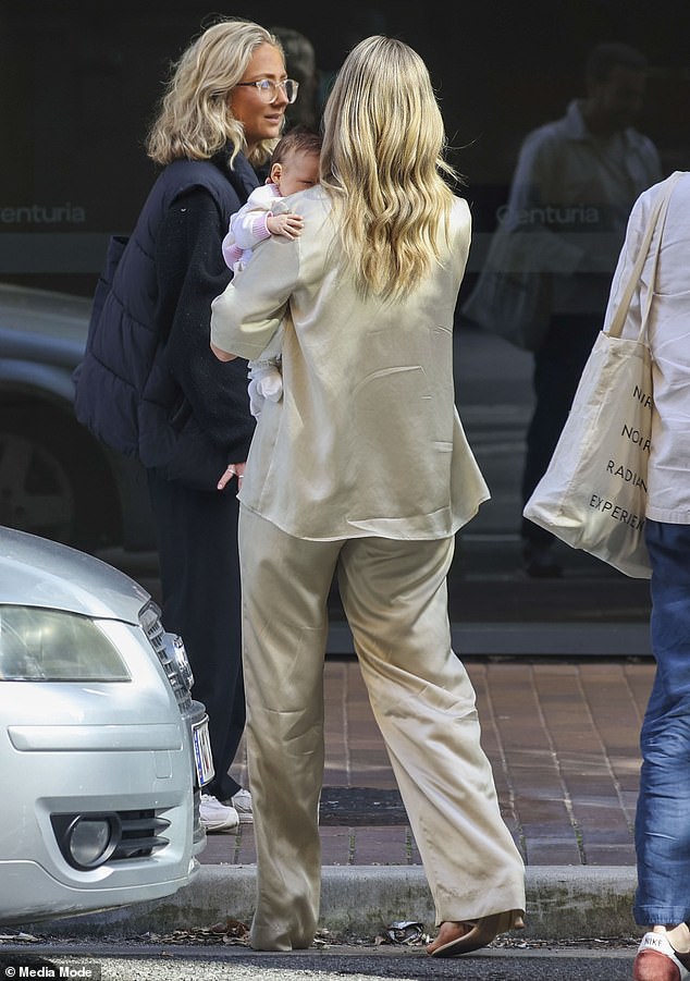 Der Reality-Star drückte ihre kleine Tochter vorsichtig an ihre Brust, als sie die Straße entlang ging