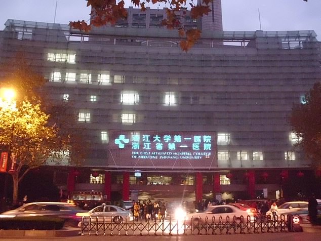 Neurologen am Zhejiang-Universitätskrankenhaus in Hangzhou, China, (im Bild) kamen zu dem Schluss, dass das Liegen unter schweren Decken zu besserem Schlaf und weniger chronischen Schmerzen führt
