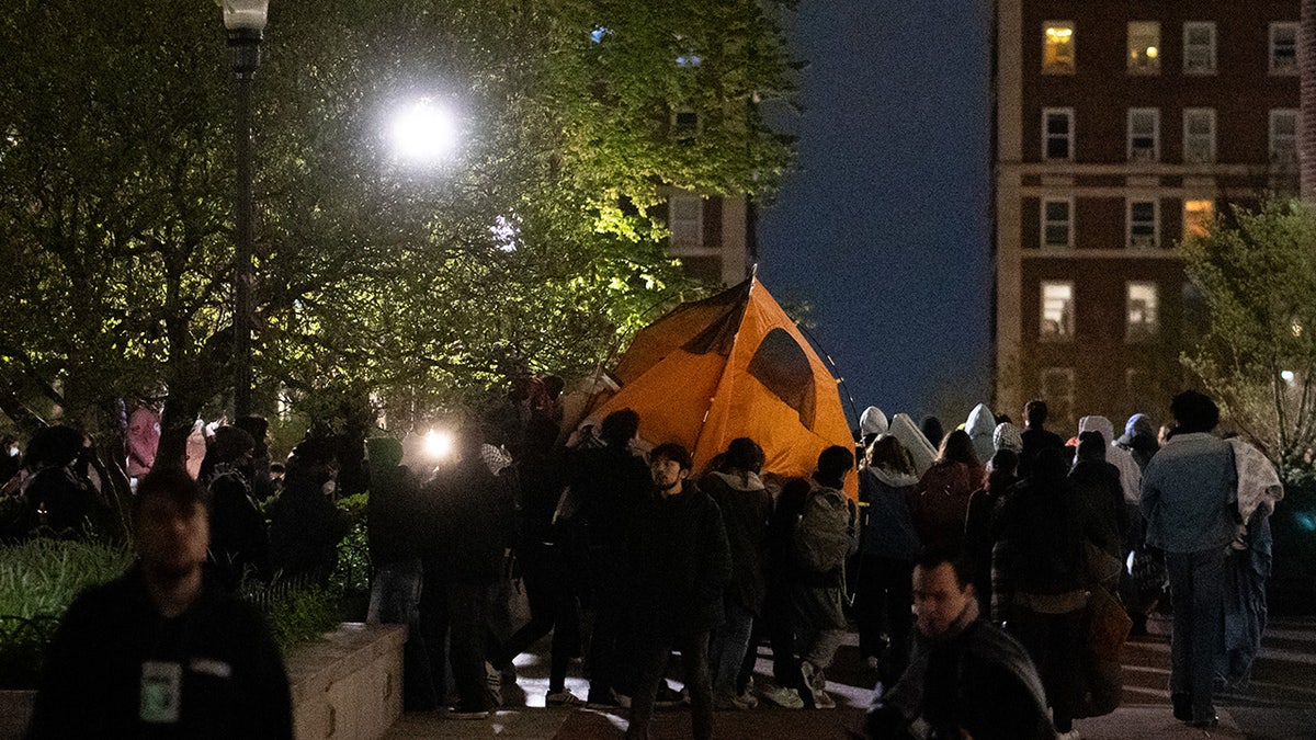 Studenten bauen ein Zelt innerhalb der Columbia University auf