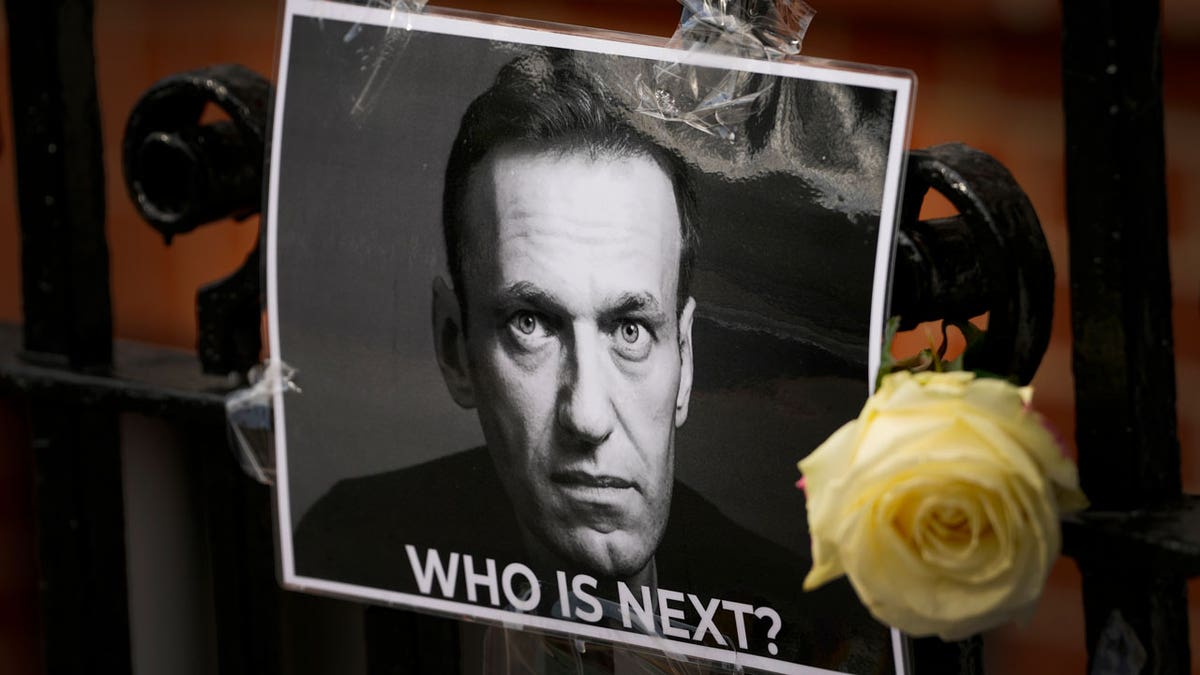 Als Hommage an den russischen Politiker Alexi Nawalny werden eine Blume und ein Bild hinterlassen