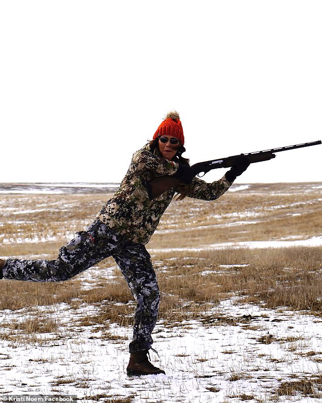Ein Facebook-Bild zeigt die Gouverneurin von South Dakota, Kristi Noem, mit einer Waffe.  In ihrem kommenden Buch schreibt sie über Cricket, einen 14 Monate alten Drahthaarhund, den Noem in der Kiesgrube auf ihrem Familiengrundstück erschoss, kurz bevor ihre Kinder von der Schule nach Hause kamen