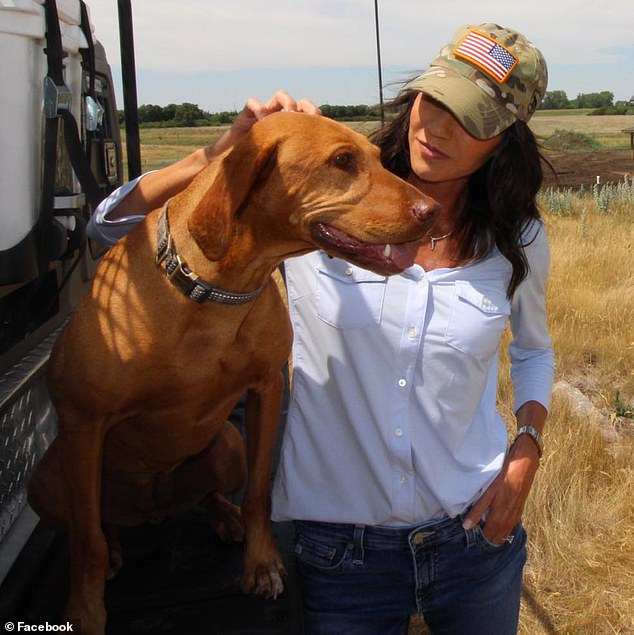 Die Gouverneurin von South Dakota, Kristi Noem, wird mit einem anderen Hund fotografiert, den sie besaß, Hazel, einem Vizsla