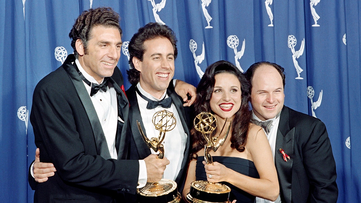 Die Besetzung von Seinfeld posiert mit ihren Emmys