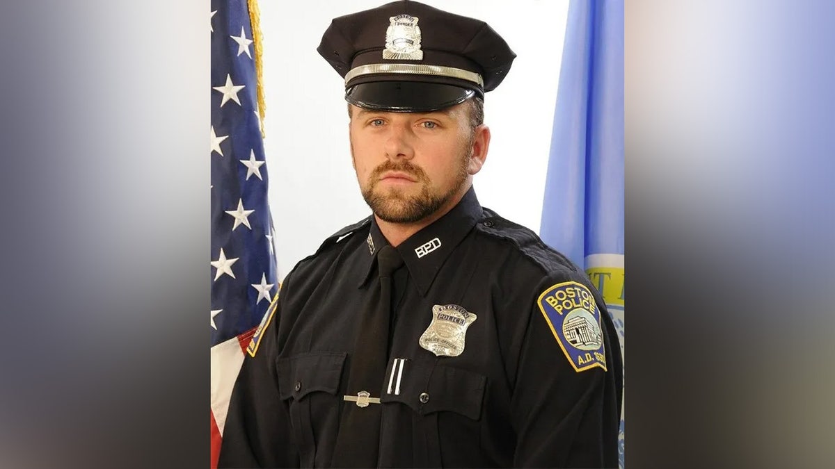 Officer John O'Keefe posiert für sein offizielles Porträtfoto