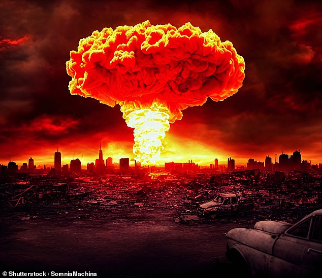 Atombomben und Explosionen vernichten alles, was sich ihnen in den Weg stellt, und erzeugen einen sogenannten Fallout, bei dem eine Wolke aus radioaktiver Asche und Staub in die Luft freigesetzt wird, die sich kilometerweit ausbreitet und Millionen von Jahren anhalten kann
