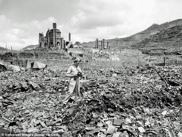 Hiroshima wurde dem Erdboden gleichgemacht, nachdem die USA 1945 eine Atombombe abgeworfen hatten (im Bild).  Menschen, die die Explosion überlebten, wurden mit einer genetischen Fehlbildung namens Mikrozephalie geboren, die dazu führte, dass sie einen kleineren Kopf hatten
