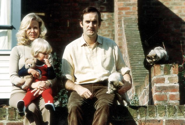 Connie heiratete 1968 die Comedy-Legende Cleese. Das Paar begrüßte Tochter Cynthia (im Bild mit ihren Eltern), bevor es sich 1978 scheiden ließ