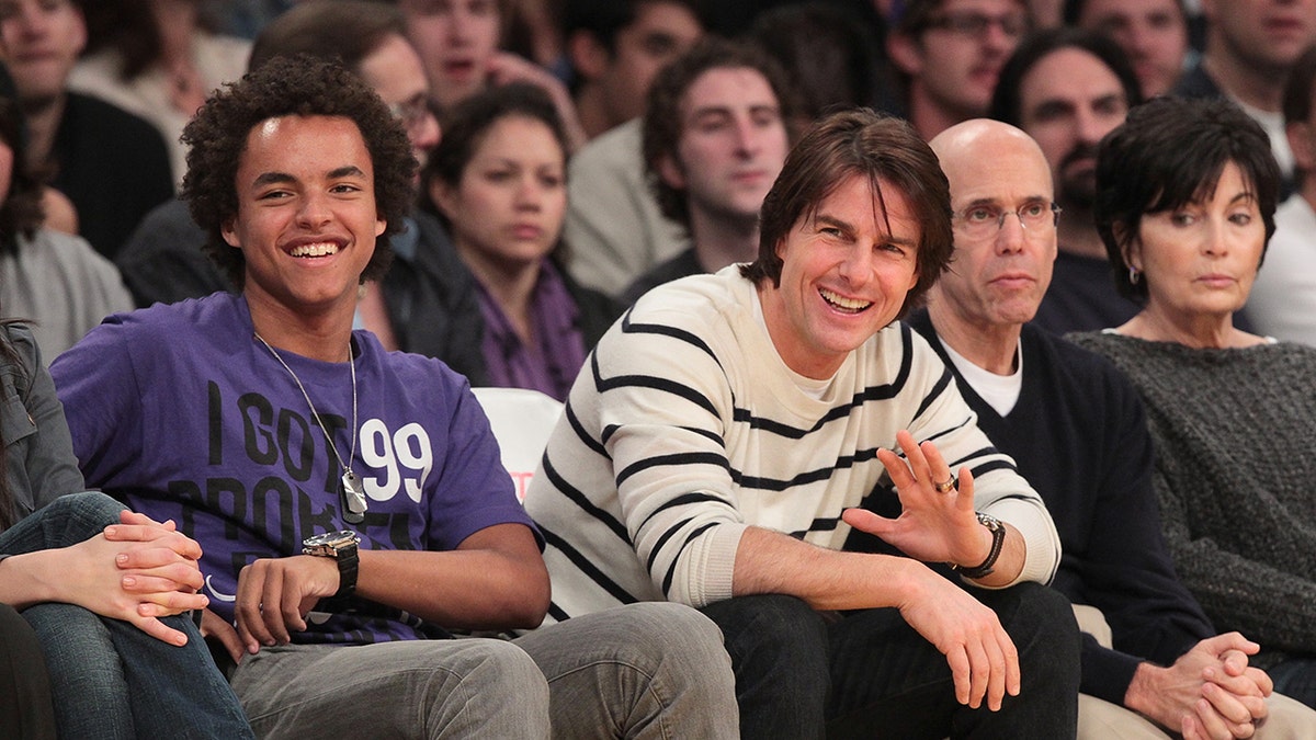 Connor Cruise und Tom Cruise sitzen bei einem Spiel der Lakers am Spielfeldrand