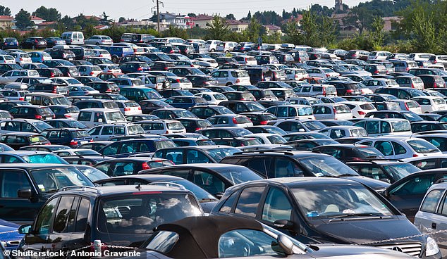 Fast sieben von zehn (69 %) Autofahrern gaben an, dass es am kommenden Feiertag im Mai eine große Sorge sei, keinen Parkplatz zu finden