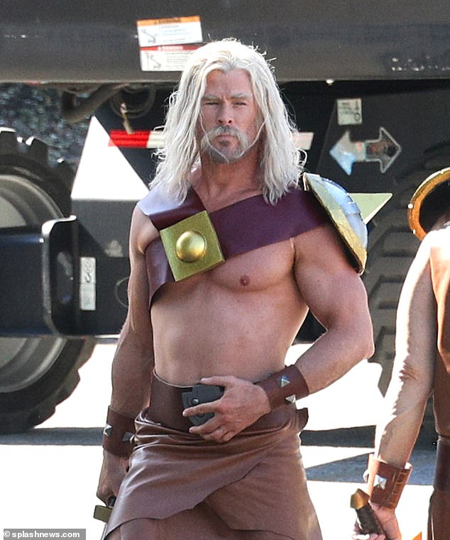 Hemsworth wore a white long wig with matching fake beard and brows to further distinguish the difference between Barbarian and Thor