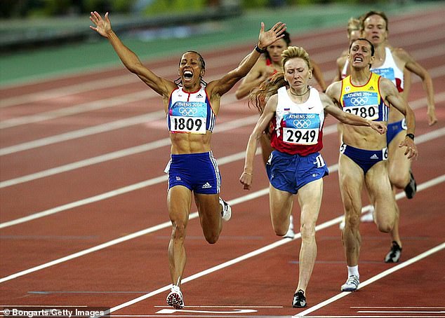 Obwohl Dame Kelly, inzwischen im Ruhestand, dafür bekannt ist, britische Rekorde im Laufen zu brechen und 2004 bei den Olympischen Spielen zwei Goldmedaillen zu gewinnen (im Bild), stellte sie später fest, dass Gelenkschmerzen aufgrund der Perimenopause ihre Fähigkeit beeinträchtigten, aktiv zu bleiben
