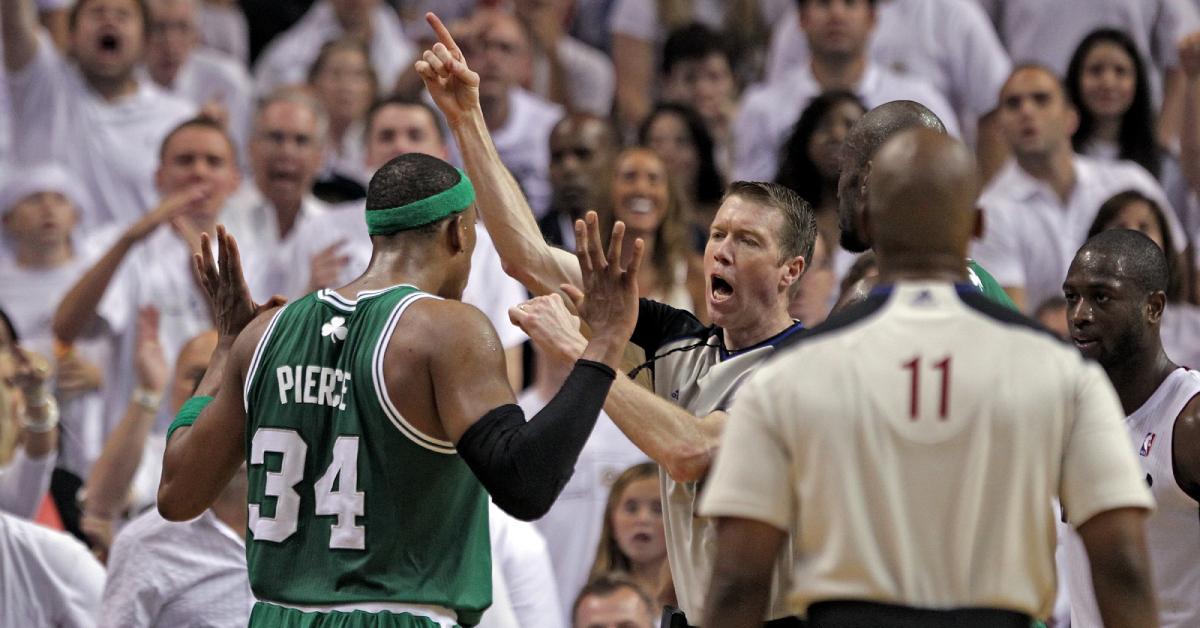Paul Pierce wird in den NBA-Playoffs 2011 vom Platz geworfen
