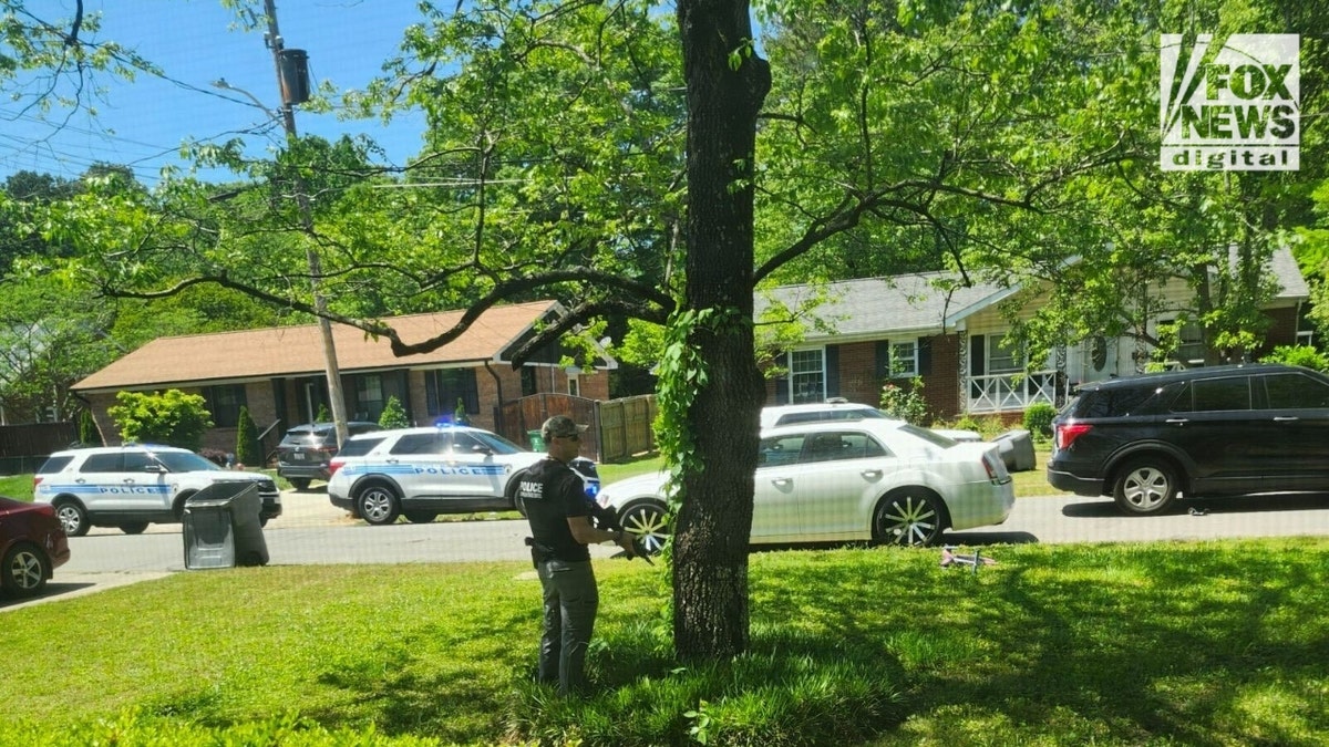 Ein Beamter hält eine Schusswaffe auf dem Galway Drive in Charlotte