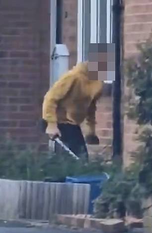 Ein Mann „mit einer Machete“ wurde gesehen, wie er „durch die Straßen von Ost-London streifte“